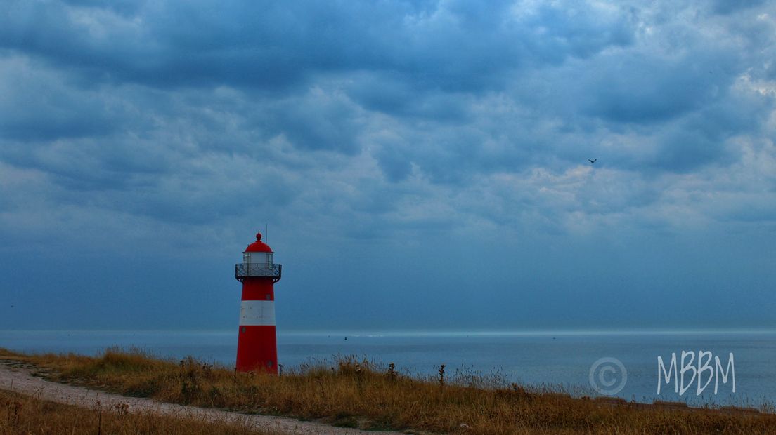 dreigende lucht boven zee bij Westkapelle