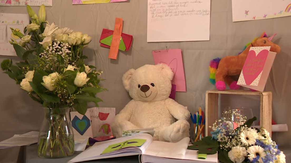 Op de Arnhemse Parkschool is maandag de 4-jarige Jelle herdacht die omkwam bij de flatbrand op nieuwjaarsnacht. Deskundigen van de GGD en Slachtofferhulp waren aanwezig om de herdenking op de basisschool te begeleiden. Maar hoe rouwen kinderen eigenlijk en hoe kun je ze erbij helpen? We vragen het Agmar Butcher, rouwconsulent voor kinderen van de Arnhemse praktijk Kei-jij.