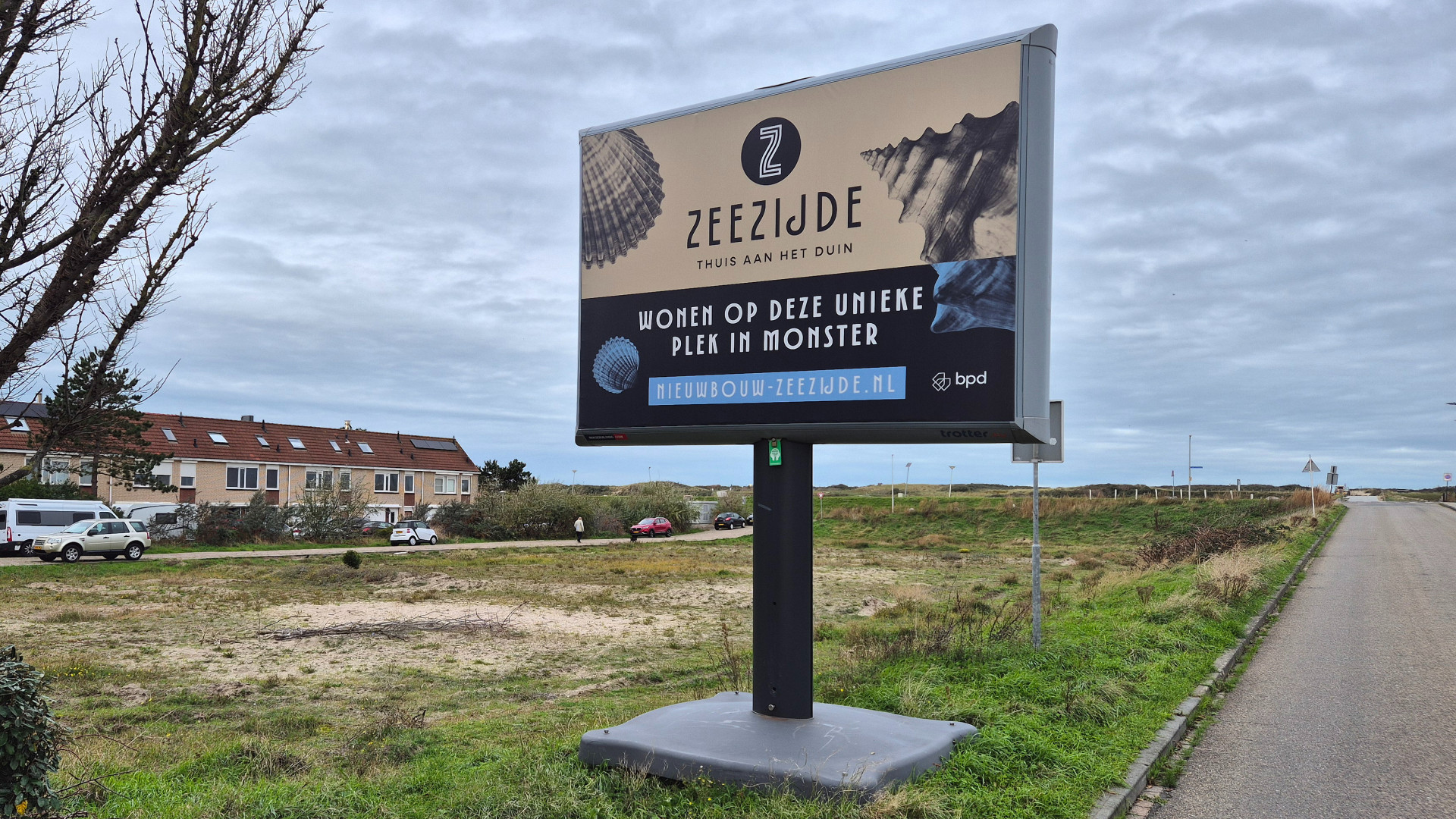 Op deze groenstrook komen de huizen, rechts zie je de weg naar het strand
