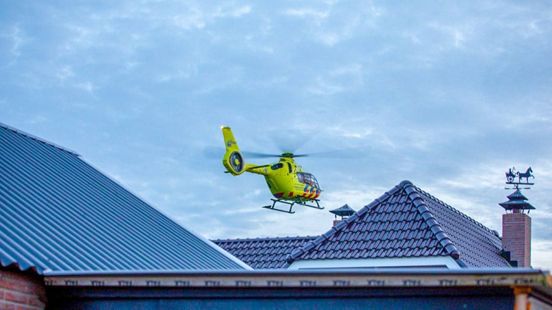 Foto: Jongetje (8) naar ziekenhuis na ongeluk met kruiwagen