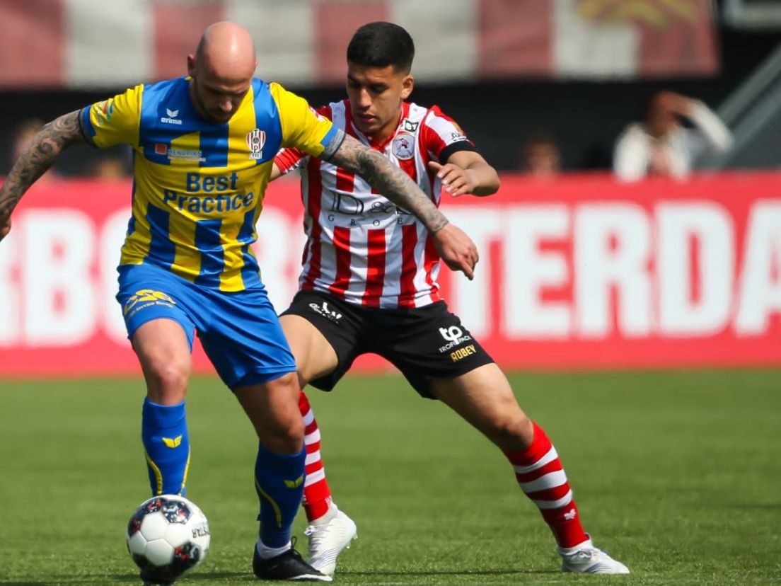 Abdou Harroui in duel met Bryan Smeets van TOP Oss. (VK Sportphoto - Mischa Keemink)