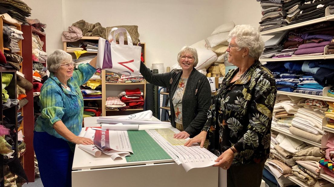 De naaisters van 't Puttertje werken zich suf om de tassen te fabriceren.