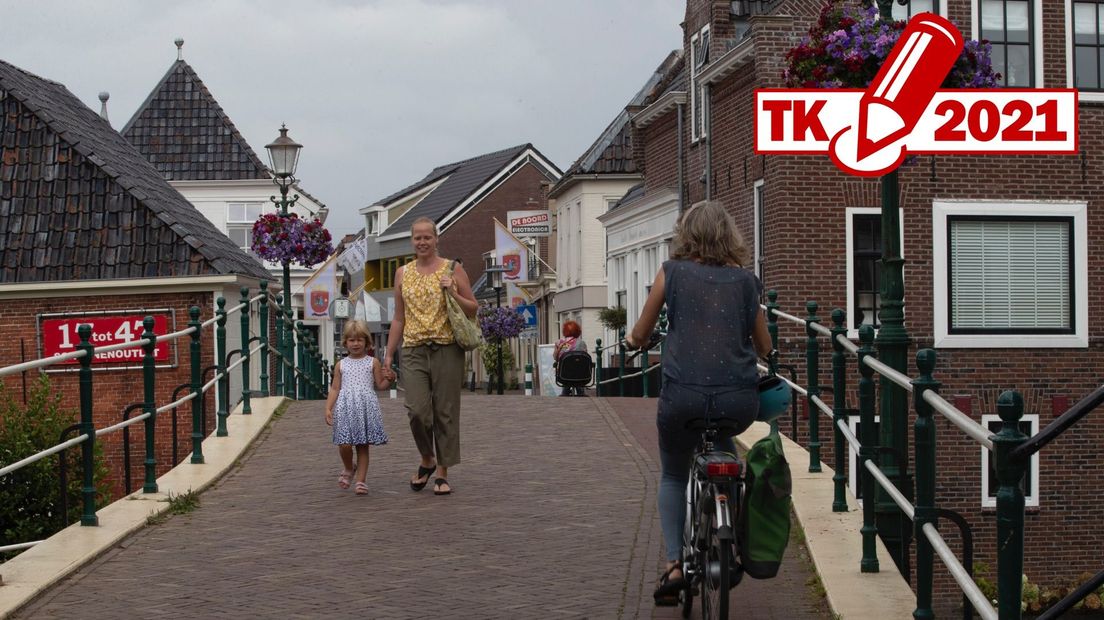 Winkelpubliek in Winsum, vorig jaar uitgeroepen tot Nederlands mooiste dorp