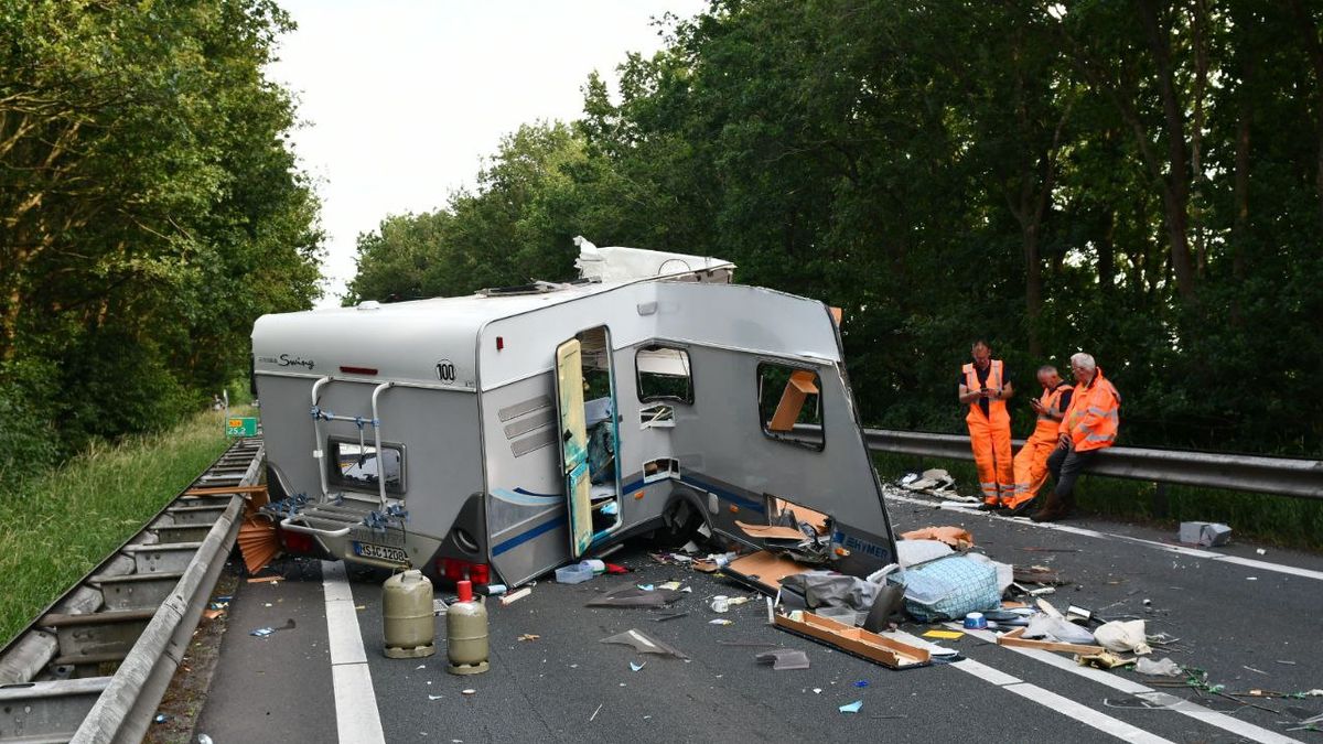 Twee gewonden bij botsing tussen vrachtwagen en caravan op N36: weg dicht