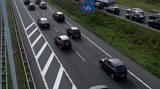 Flinke vertraging vanuit Rotterdam door ongeluk, maar snelweg weer vrij. Flinke vertraging vanuit Rotterdam door ongeluk, maar snelweg weer vrij.