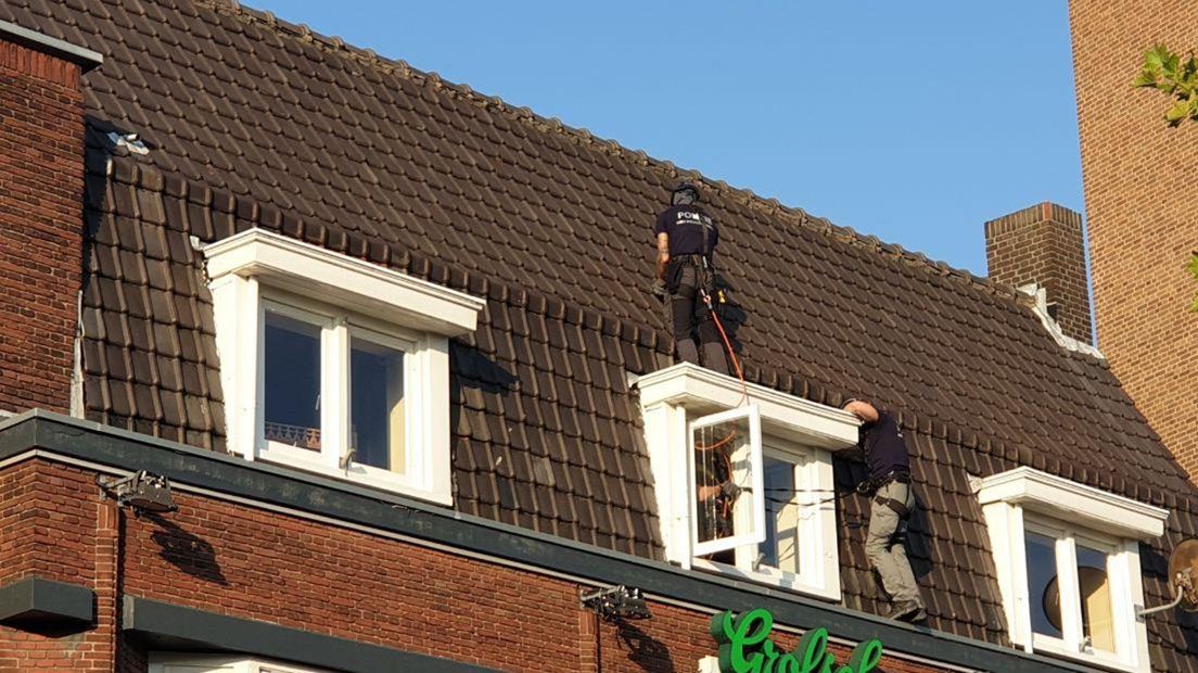Leden van het arrestatieteam op het dak van club Merlijn
