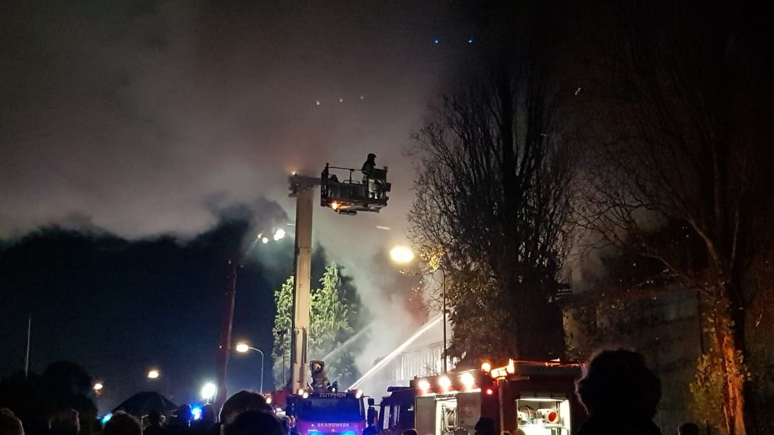 Het fabriekspand aan de Enkweg in Eerbeek kan als verloren worden beschouwd. Er woedde zondagavond een zeer grote brand in het gebouw van Smurfit Kappa, dat gedeeltelijk leeg staat.