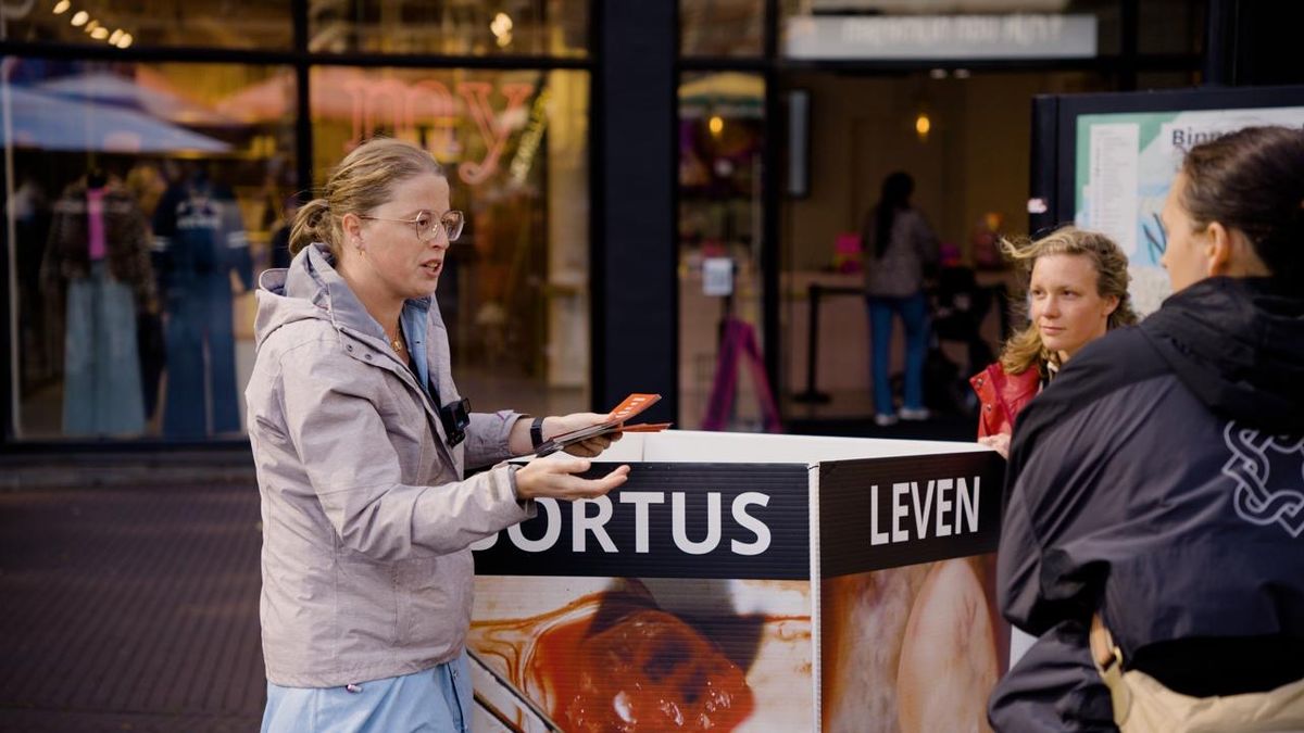 Burgemeester wil gesprek na abortusprotest met bloederige beelden in Zwolle