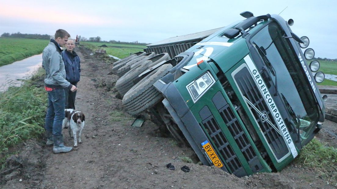 De wagen kantelde aan de Wilgenweg in Pijnacker