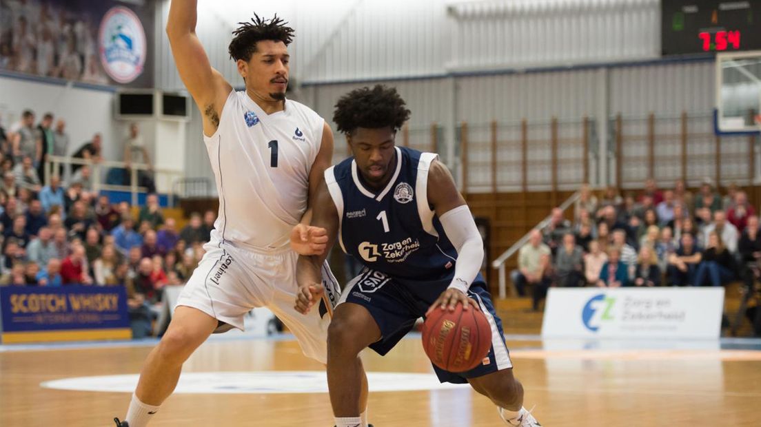 Jonathan Lee van ZZ Leiden in duel met een speler van Donar Groningen