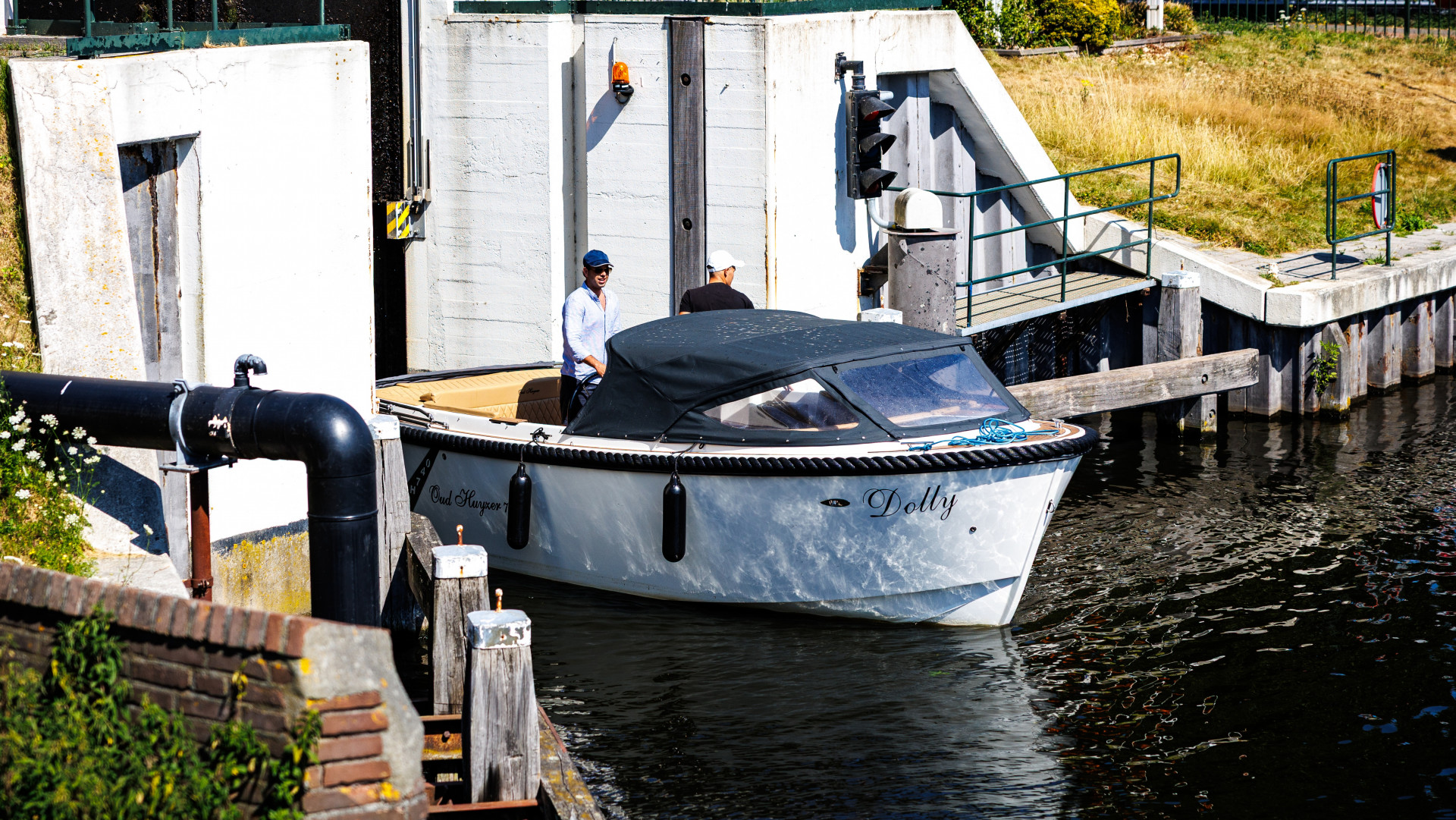 Deze schipper maakt gebruik van Vlaardinger Driesluizen in Vlaardingen