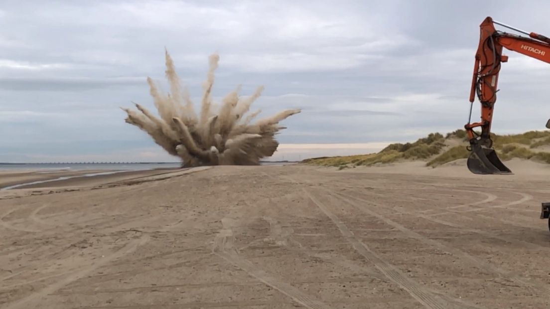 De ontploffing van de bom op het strand in Vrouwenpolder
