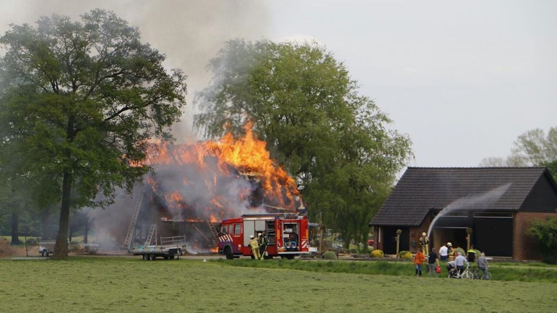 De woning staat helemaal in brand