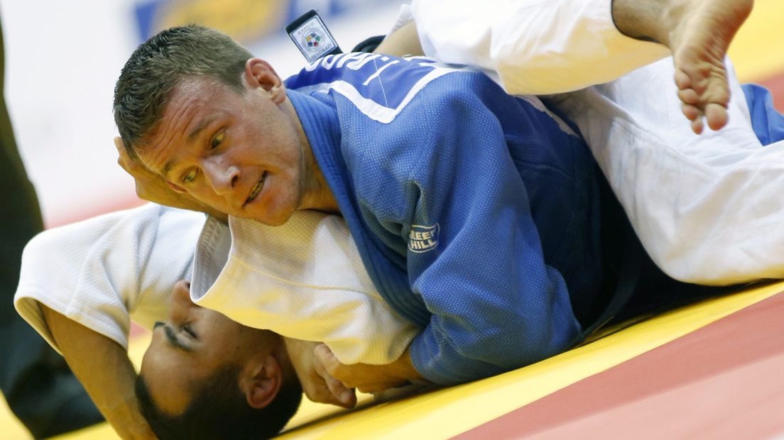 Judoka Jeroen Mooren (blauw pak) in actie.
