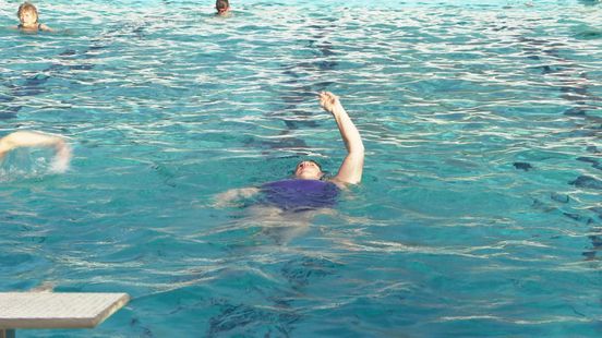 Volle terrassen en eerste duiken tijdens lente-achtig weer: 'Heerlijk!' Nieuws