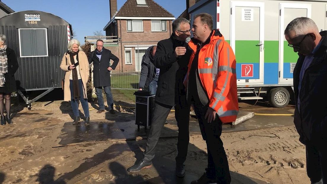 Kamerleden bekeken onder meer de asbestsanering van tuinen in Goor