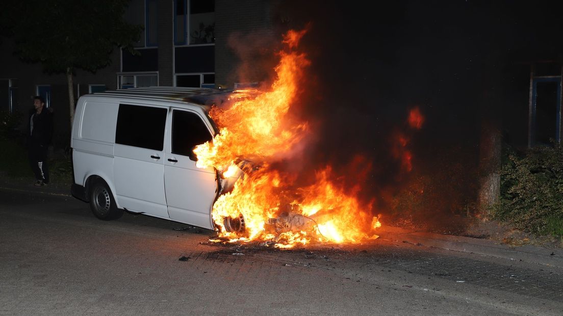Busje uitgebrand in Kampen.