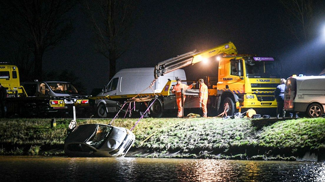 De gevonden auto wordt uit het Van Starkenborghkanaal getakeld