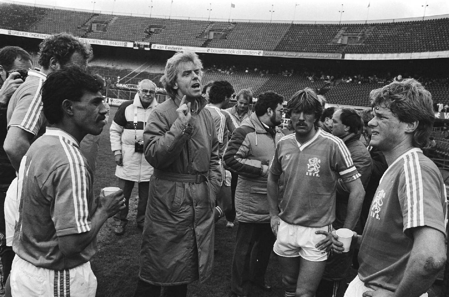 Bondscoach Leo Beenhakker en aanvoerder Ben Wijnstekers bij het Nederlands elftal.