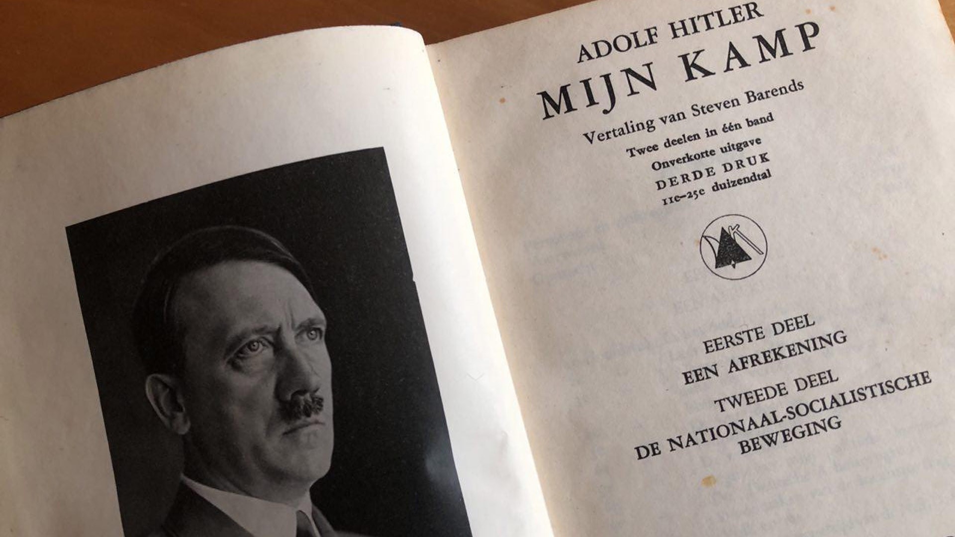Mein Kampf 我が闘争1942年Wedding版ハードカバー Tien jaar geleden overleed Stadjer Steven Barends, de vertaler van