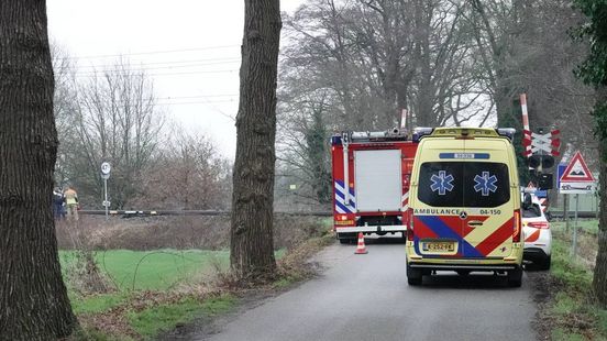 Auto botst met trein bij Loozen | Twee ongelukken na elkaar in Markelo. Auto botst met trein bij Loozen | Twee ongelukken na elkaar in Markelo.
