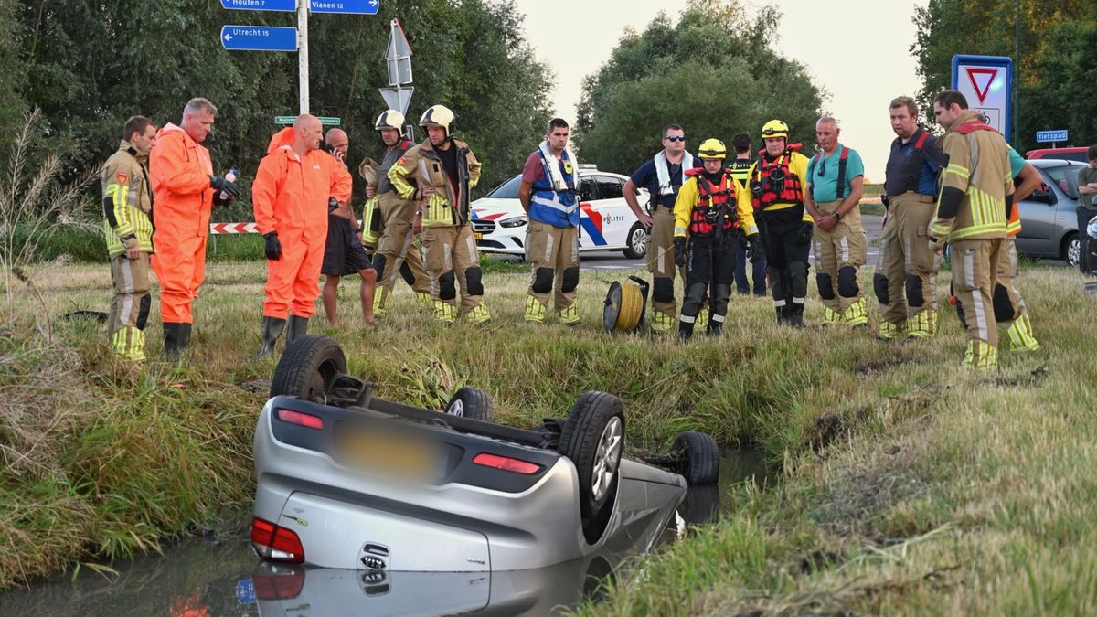 Auto te water bij Tull en t' Waal