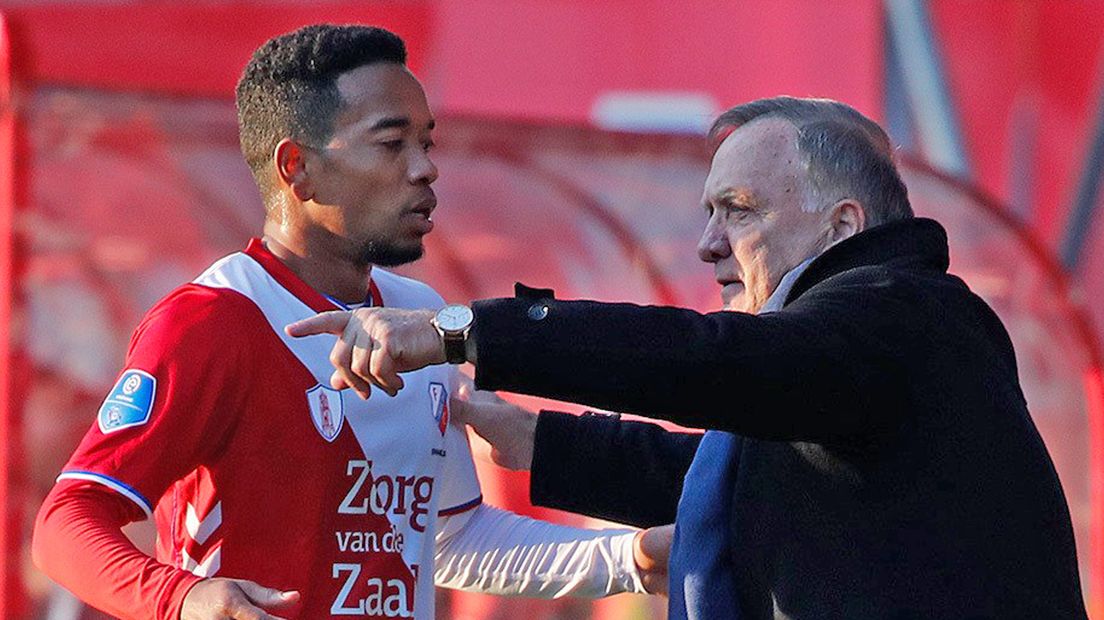 Urby Emanuelson heeft een basisplaats gekregen van Dick Advocaat