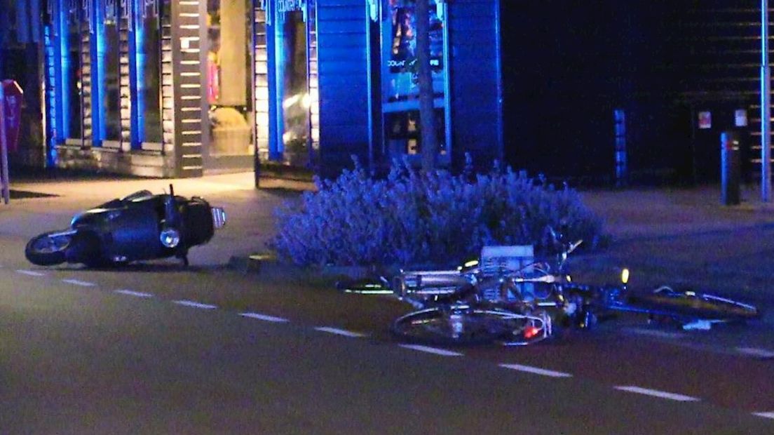 Twee gewonden bij botsing tussen scooter en fiets in Enschede