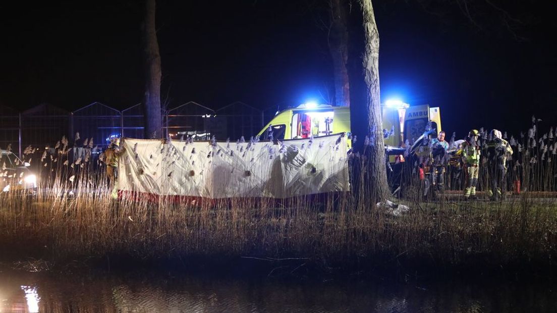 Zeker één persoon is uit de auto gehaald.