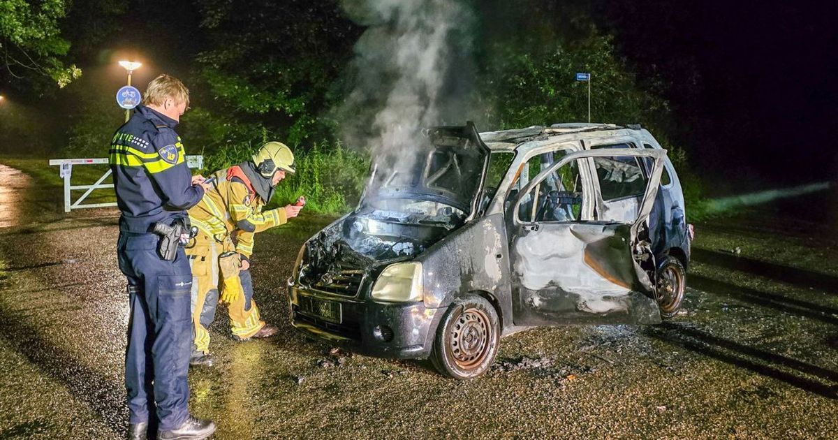 Information 112: Automobile burning in the midst of an intersection / Trailer with grass on hearth in Vollenhove