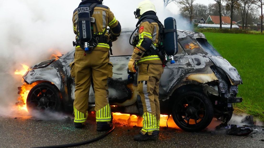 Fiat 500 volledig uitgebrand in Enschede