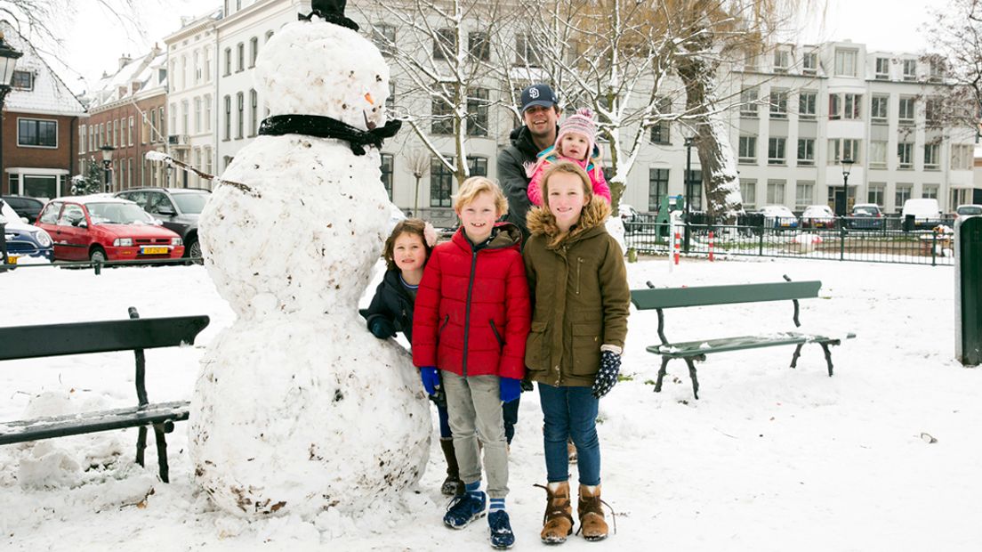 In het Utrechtse park Lepelenburg werd een grote sneeuwpop gemaakt.