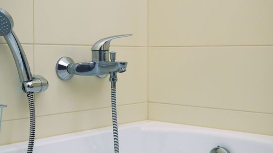 Vrouw biedt man een bad aan en wordt ernstig mishandeld