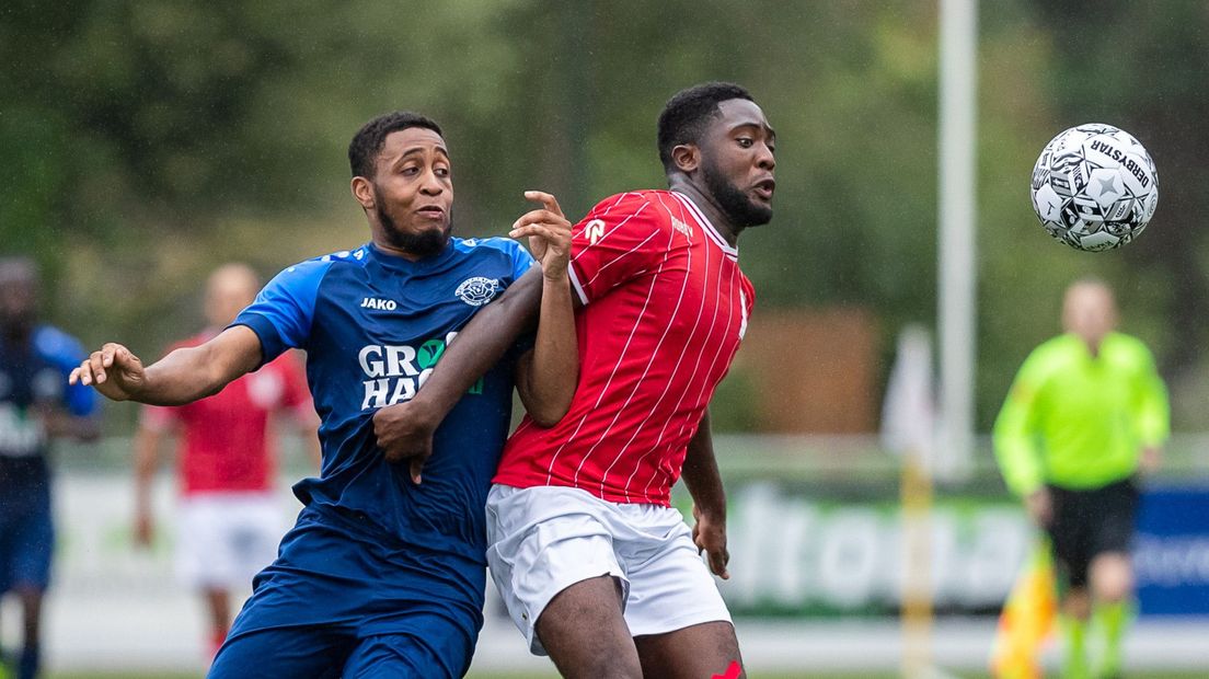 Jubilee Djan van RKAVV (R) in duel met Genairo Promes van Purmersteijn