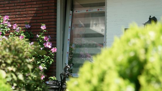Steen door ruit van huis gegooid, bewoner gaat met auto achter daders aan Home