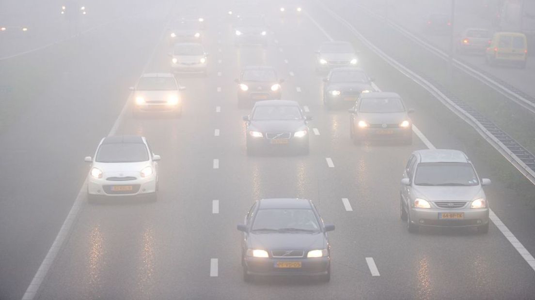 Auto's rijden in de mist.
