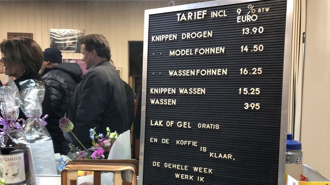 In de kapperszaak van Jan is weinig moderns te vinden. Veel ziet er nog uit zoals in de jaren zestig