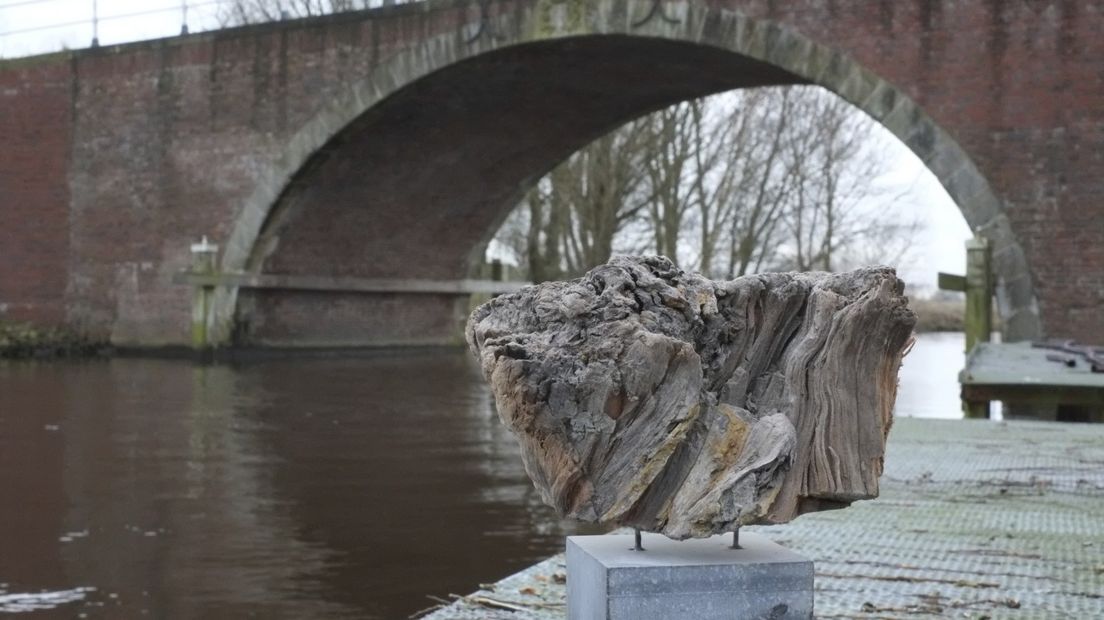 De kop van de hijpaal en de Steentil over het Aduarderdiep