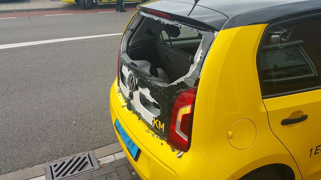 Bestelbus ramt taxi in Enschede