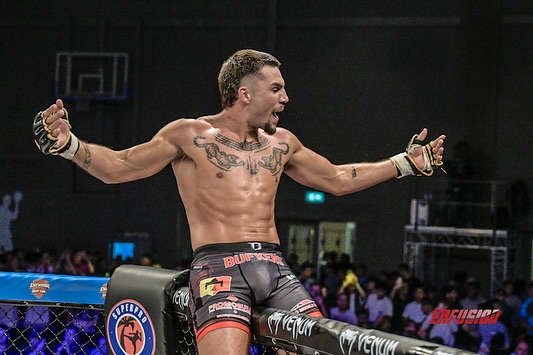 Omstreden Lutterbach tegenstander Thian de Vries tijdens Enfusion Goes