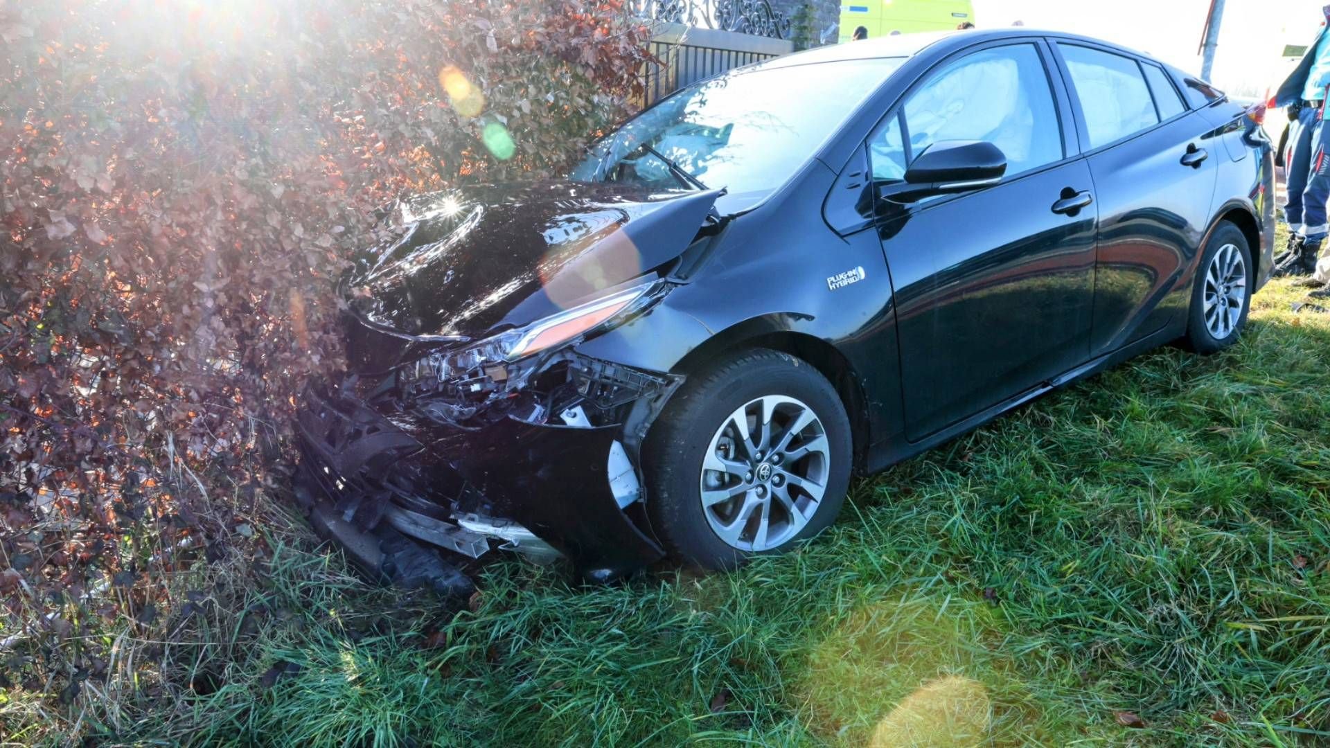 Auto via botsing in heg • voertuigen uitgebrand.