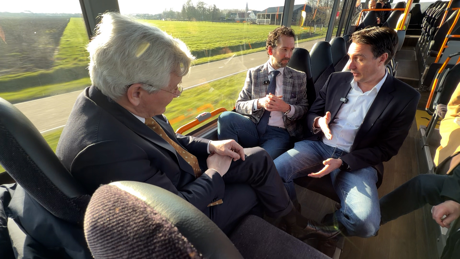 Wethouder Wijk laat bestuurders zien wat er misgaat op lijn 341: 'Rechtsaf bij rotonde kost kwartier