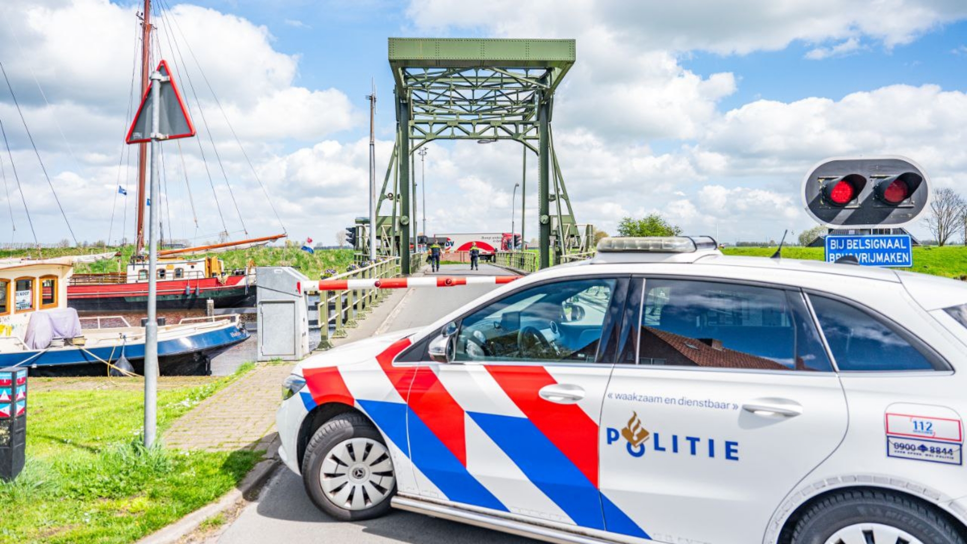 Politie bij de aangevaren brug in Garnwerd