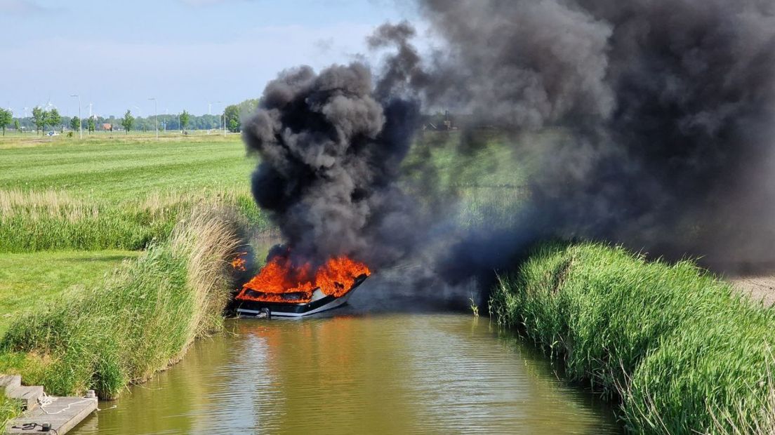 De motorboot staat in lichterlaaie op het Bierumermaar