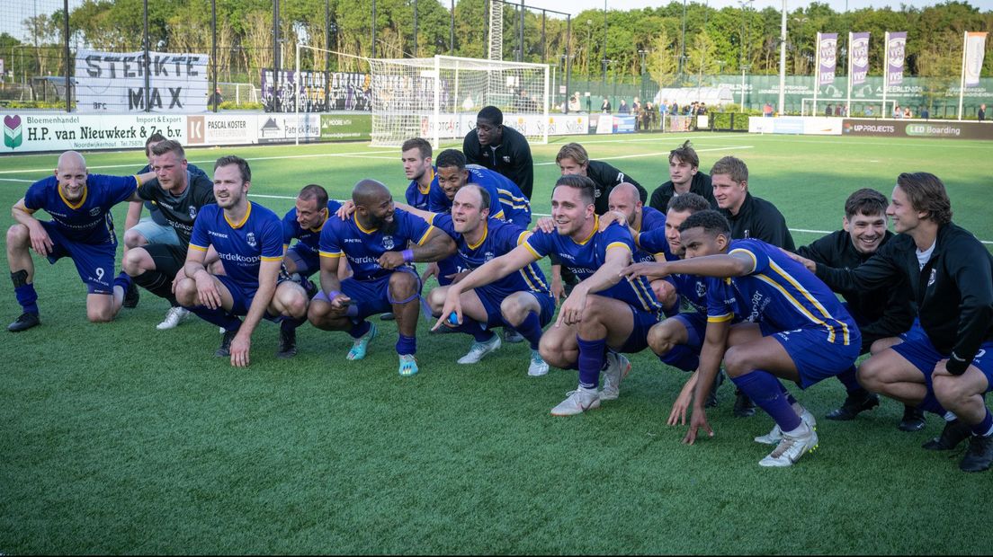 De spelers van VVSB vieren dat ze DOVO hebben verslagen