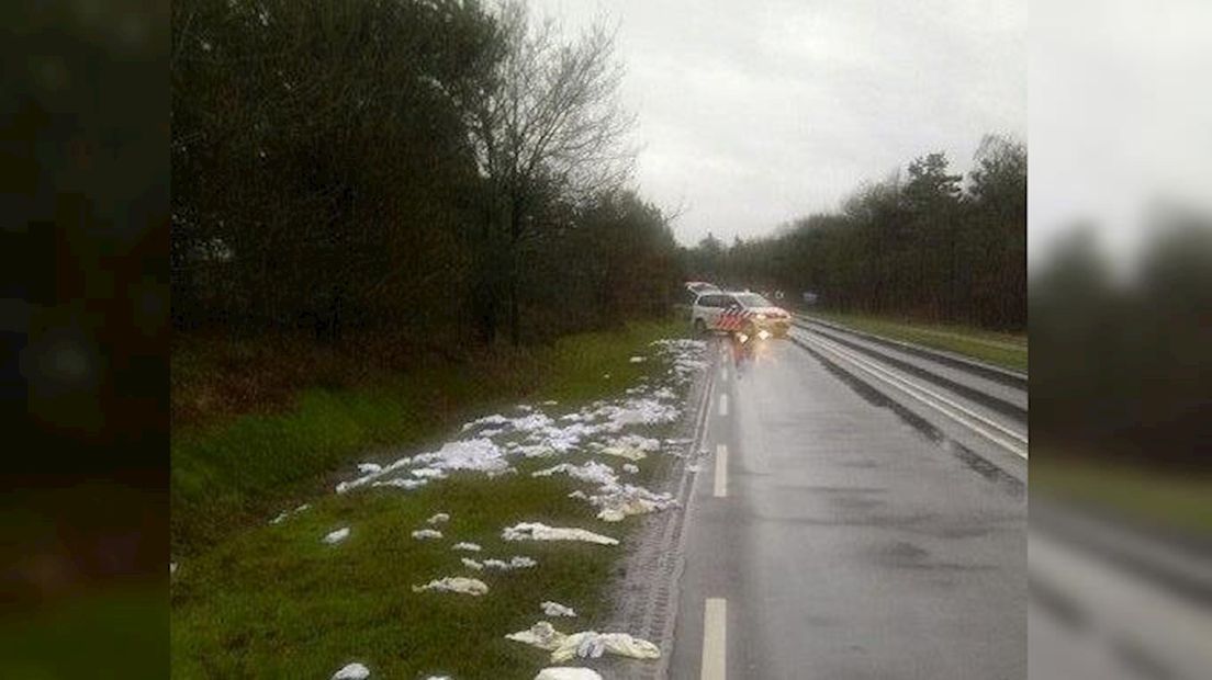 Vuile was langs de weg in Bruinehaar