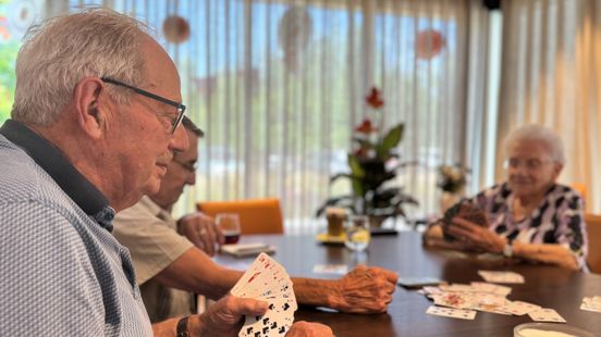 IJsjes, ramen dicht en hete thee: zo trotseren Hulsbergse senioren de hitte Home