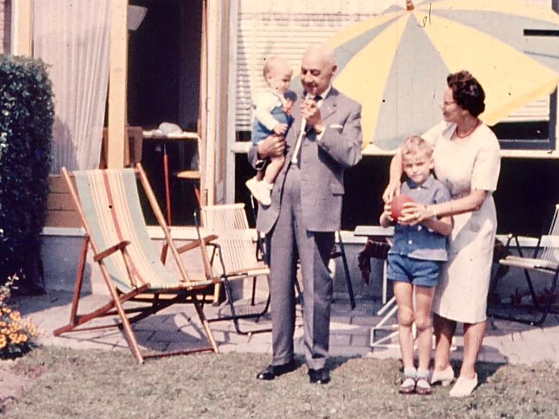 In de tuin bij de familie Mackenbach, 1964: de kleine Paultje, pa Mackenbach, broer Erik en Heleen