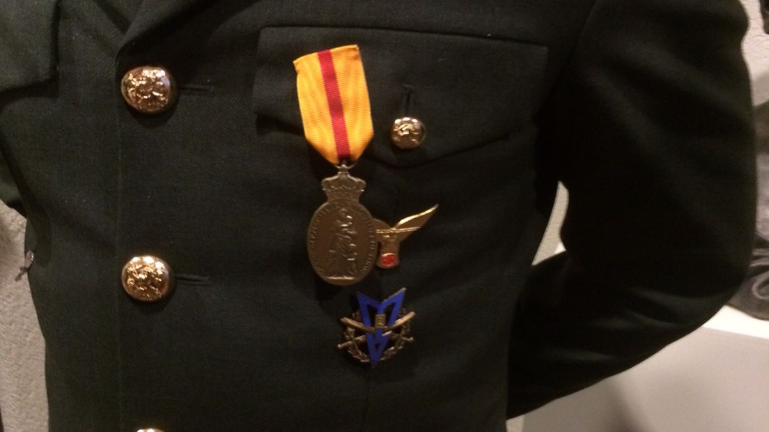 Boze oud-militairen leveren hun medailles in (Rechten: Berton van Balveren)