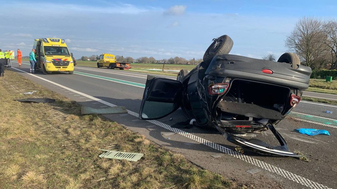 Auto slaat op de kop